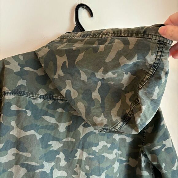 Talula Aritizia Cargo Military Trooper hooded Camo Women’s Jacket size Medium! - Picture 5 of 12